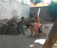 小孩騎在大人頭上玩斗牛游戲，這“牛”演得真好